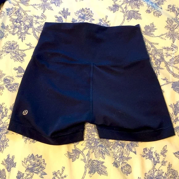 Lululemon Wunder Train shorts - Picture 2 of 6
